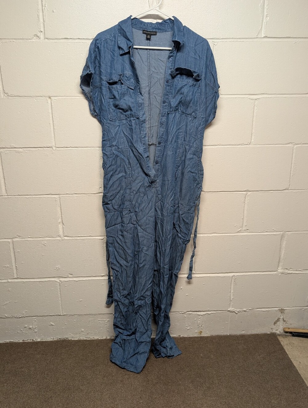 Saks Fifth Avenue Women's Light Wash Blue Sleeveless Jumpsuit Tie Waist (Medium)